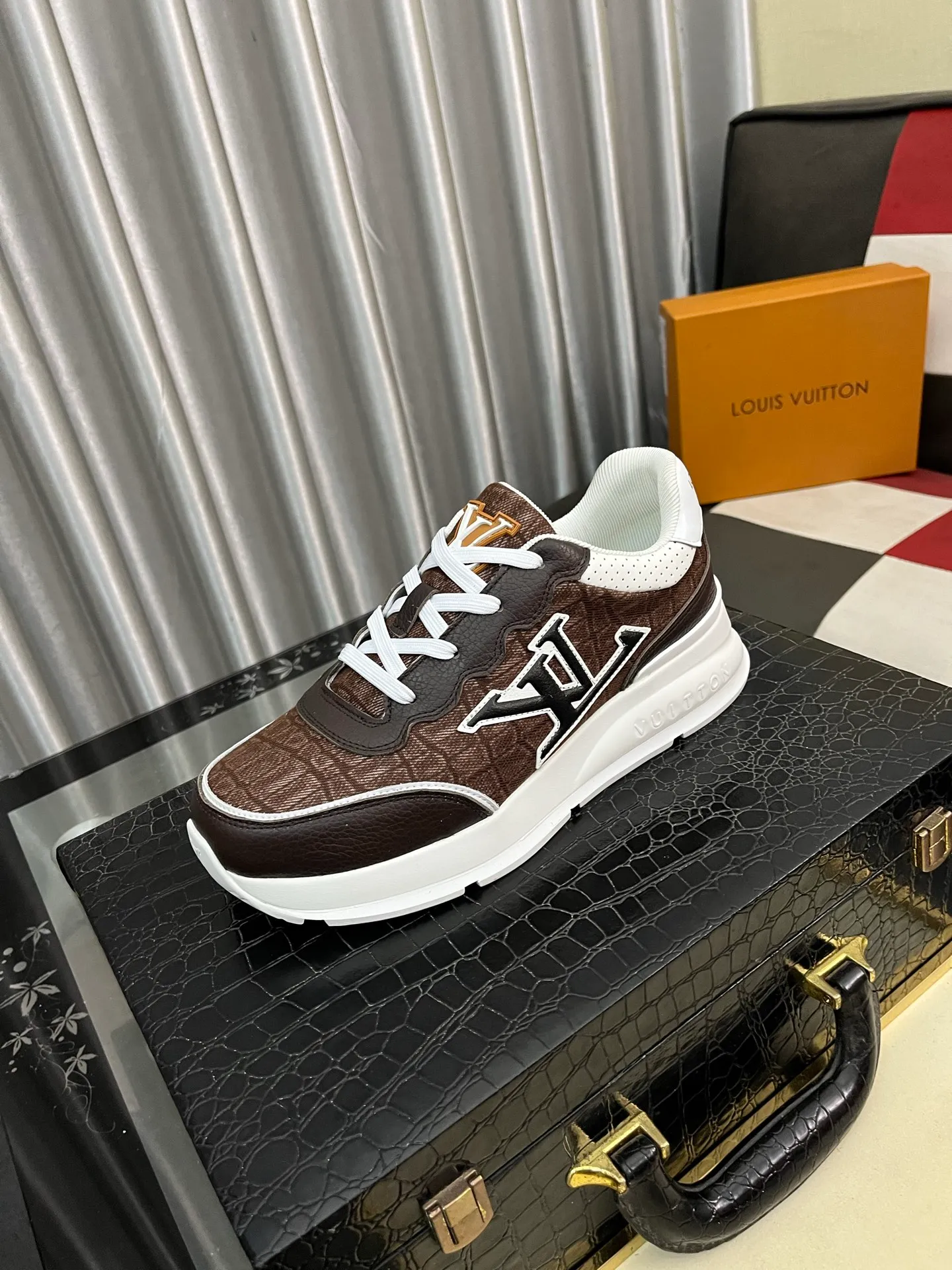 Men's shoes 💰458⌚️⌚️[Louis Vuitton LV] Dad shoes are popular casual sports shoes with outsole, breathable and comfortable, easy to walk, trendy men's versatile fly woven epoxy with ➕leather lining➕Gucci's popular original outsole, sports and running style, super comfortable. Size 38-443️⃣Colors available